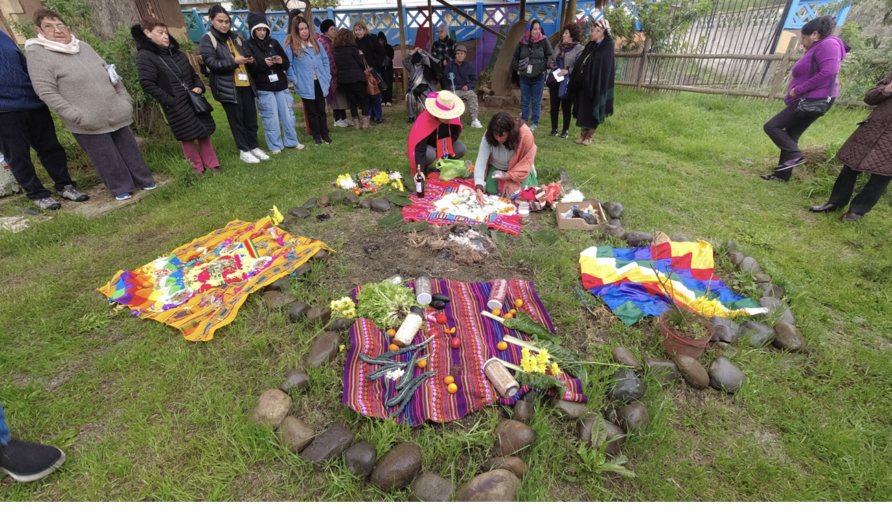 The picture shows an Aymara indigenous celebration in the vegetable garden. There, a ceremony of thanksgiving to Pachamama is held, led by Silvia.